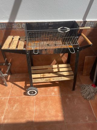 Barbecue a carbonella con ruote