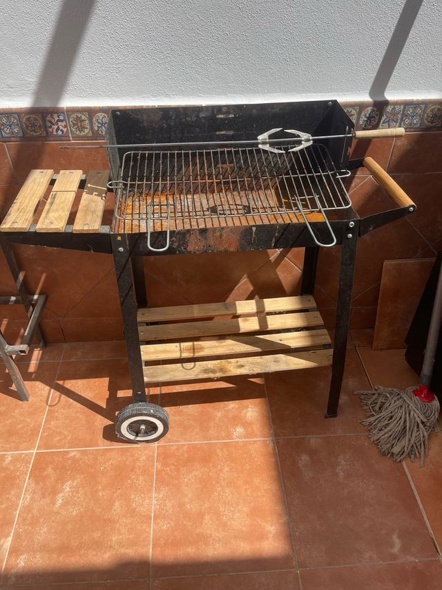 Barbecue a carbonella con ruote