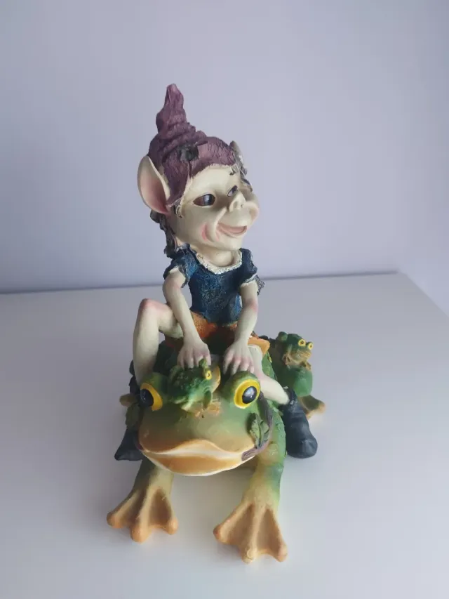 Figura Duende Resina Montado Rana