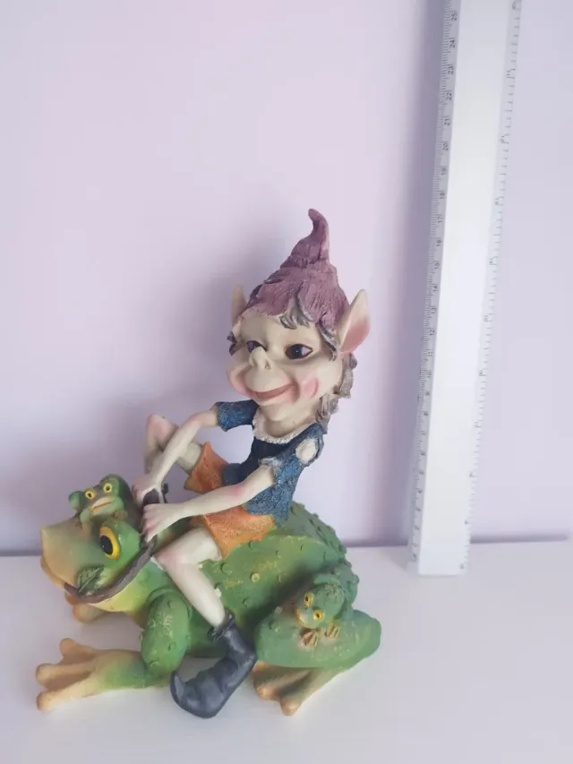 Figura Duende Resina Montado Rana