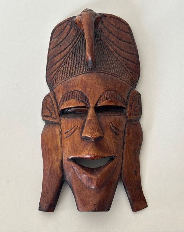 Máscara artesanal de madera de Túnez