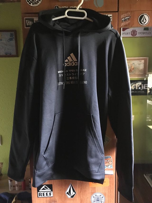 Felpa nera Adidas con logo dorato