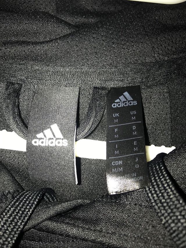 Felpa nera Adidas con logo dorato