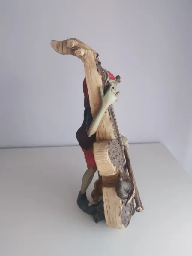 Duende resina con contrabajo