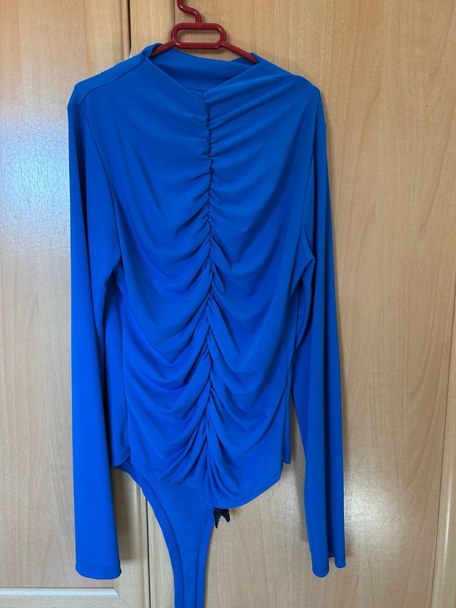 Body azul eléctrico fruncido