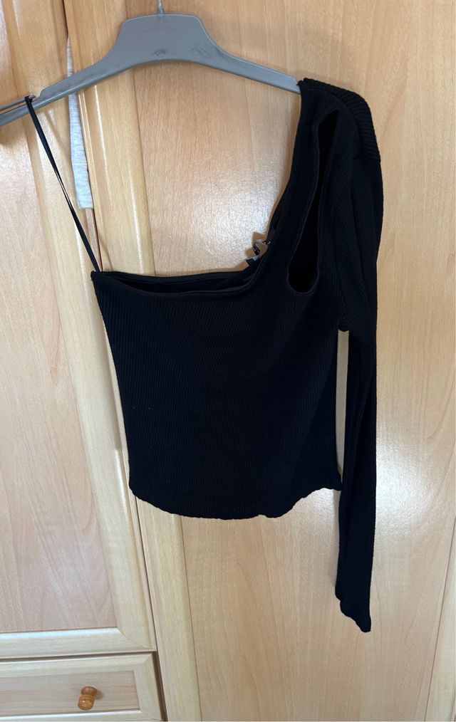 Top negro una manga asimétrica