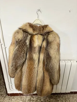 Abrigo de piel de zorro de caza.