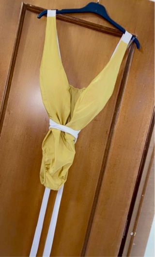 Costume intero giallo e bianco