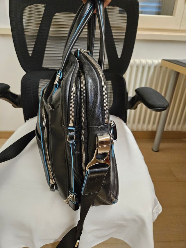 Borsa Piquadro Pelle Nera con dettagli Blu