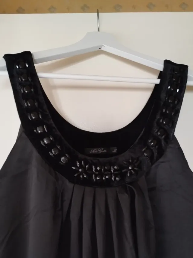 Vestido negro con pedrería