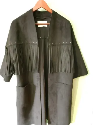 Chaqueta Stradivarius negra con flecos