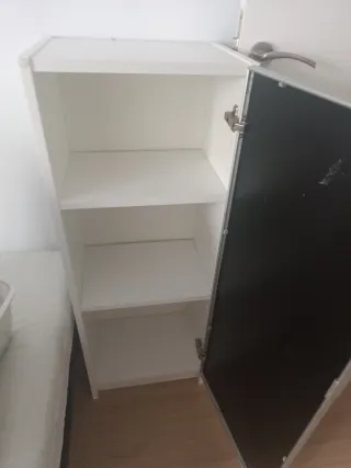 Estantería metálica blanca