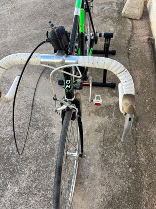 Bicicleta carretera con rodillo nuevo