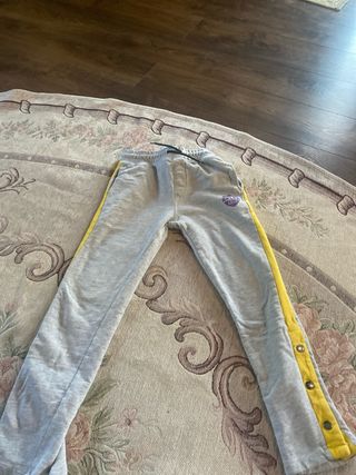 Pantaloni tuta grigi con banda gialla