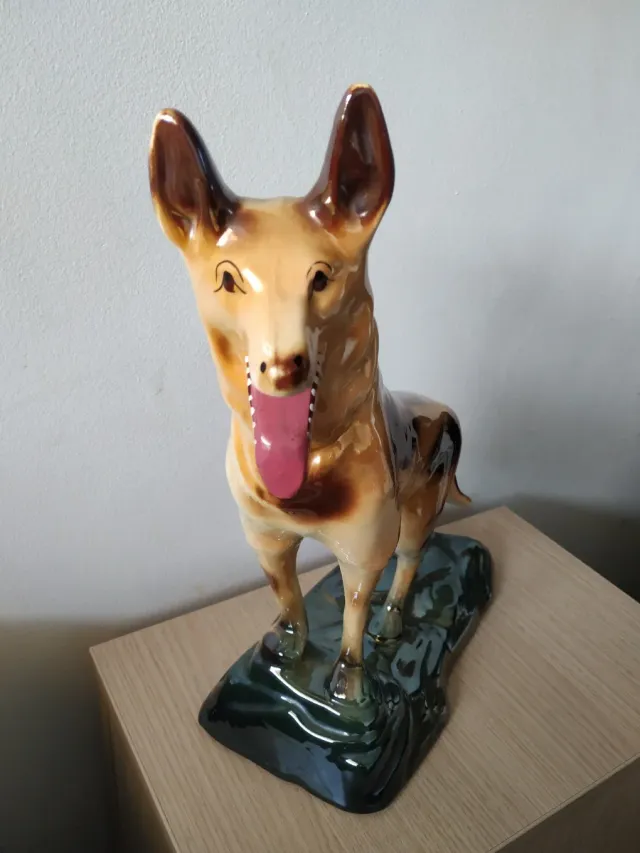 Elegante Perro de Porcelana fina