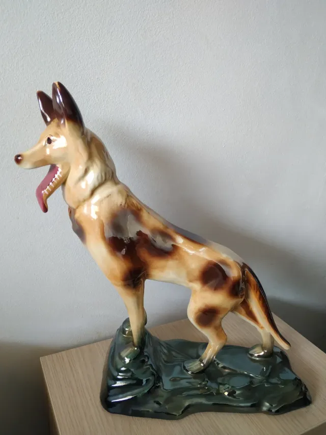 Elegante Perro de Porcelana fina