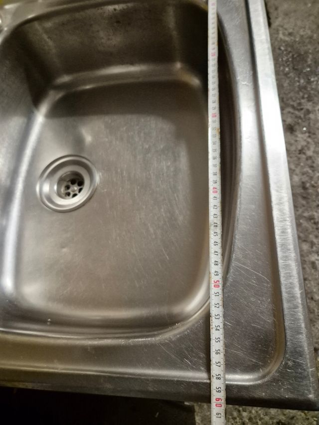 Fregadero de metal con grifo