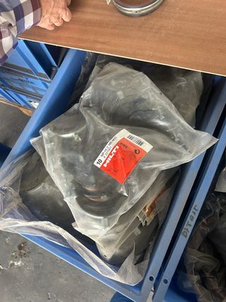 Abrazadera Hilti con goma