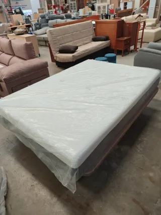 Colchón y base tapizada