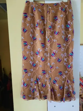 Vestido de fiesta dorado con bordado