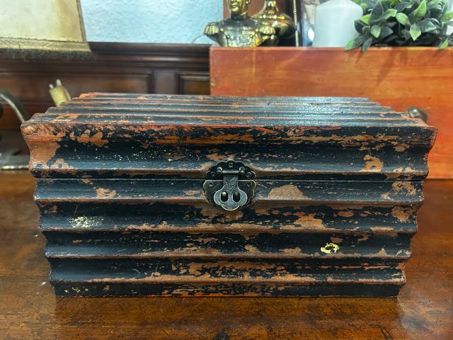 Caja de madera vintage con acabado envejecido