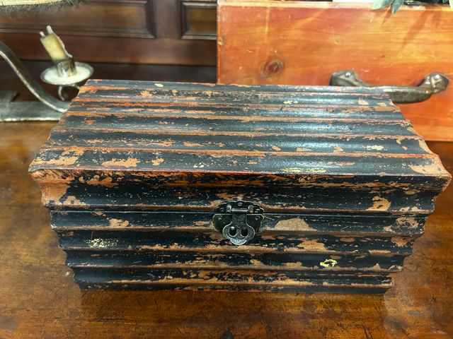 Caja de madera vintage con acabado envejecido