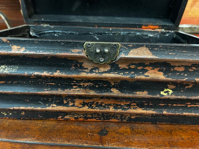 Caja de madera vintage con acabado envejecido