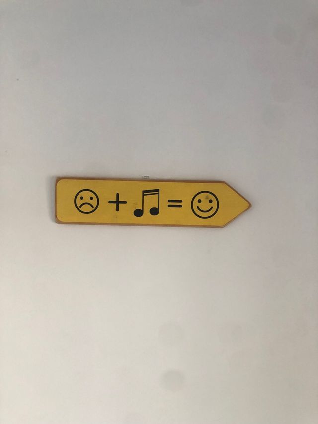 cartel amarillo pastel-vibra musical