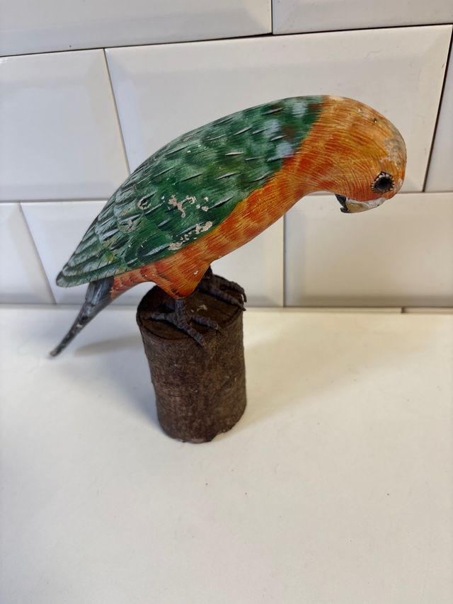 Pájaro de madera decorativo