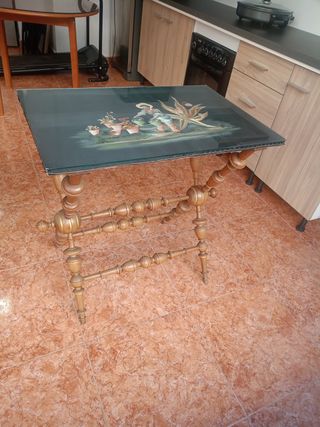 Tavolo in vetro con design verniciato