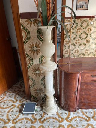 Columna de piedra y madera