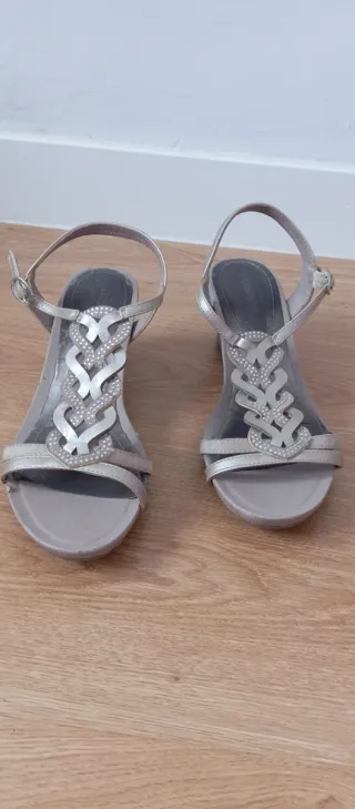 Sandalias plateadas con pedrería
