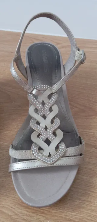 Sandalias plateadas con pedrería