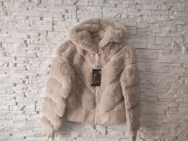 Abrigo Beige Peludo con Capucha