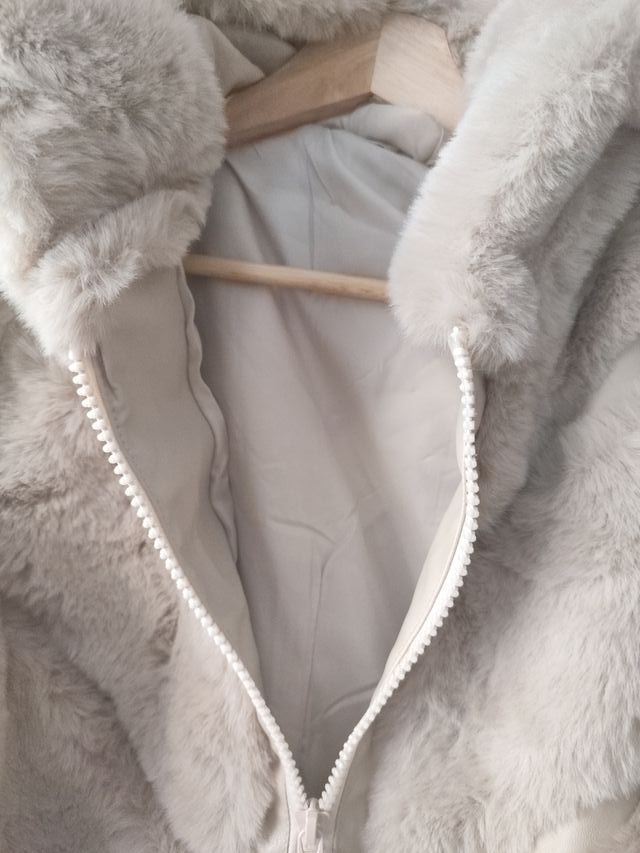 Abrigo Beige Peludo con Capucha