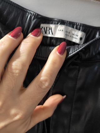 Pantalón efecto piel negro