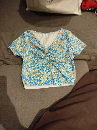 Top estampado flores azul y naranja