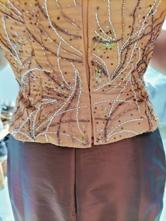 Vestido de fiesta marrón elegante