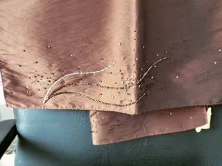 Vestido de fiesta marrón elegante