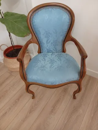 Silla Isabelina tapizada azul y madera