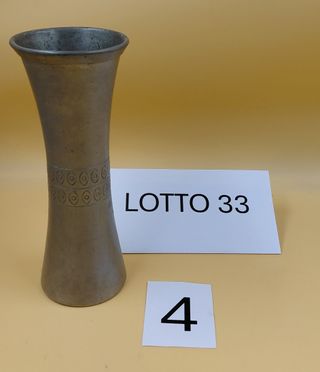 Vaso in peltro decorato