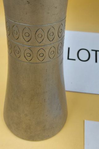 Vaso in peltro decorato