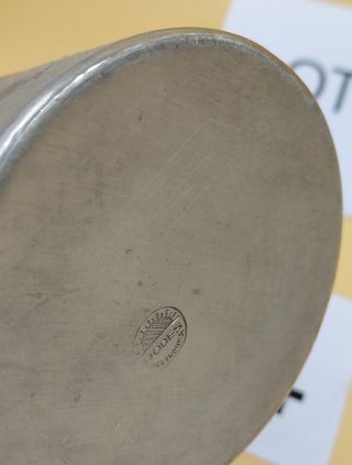 Vaso in peltro decorato