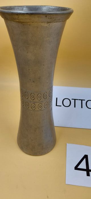 Vaso in peltro decorato