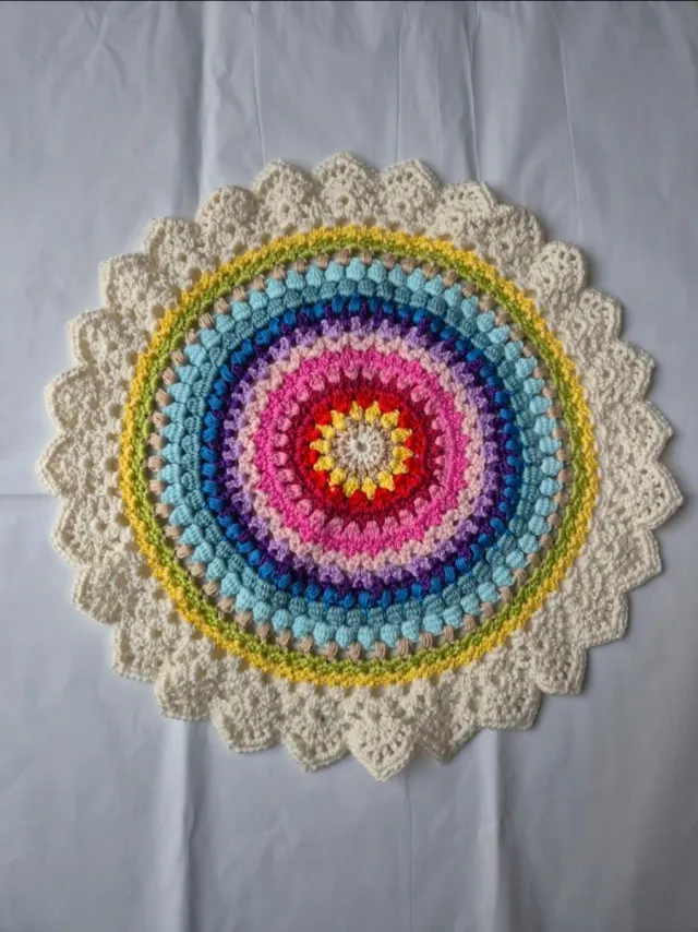 Centrino mandala in cotone fatto all'uncinetto