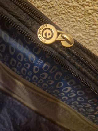 Maleta negra con logo UGG