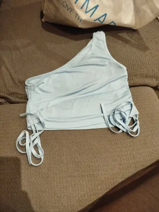 Top asimétrico con cordones laterales