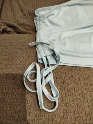 Top asimétrico con cordones laterales