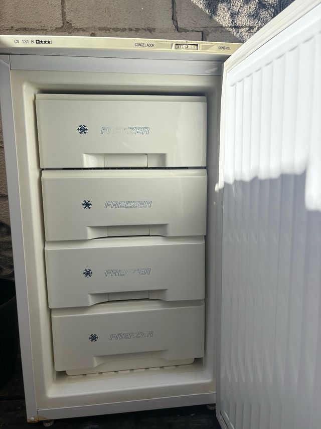Congelador bajo encimera 4 cajones