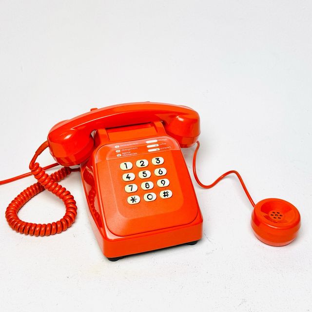 Teléfono antiguo naranja